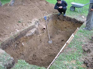 Рытье котлована для канализации