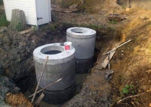 Осталось соединить трубы и закопать септик