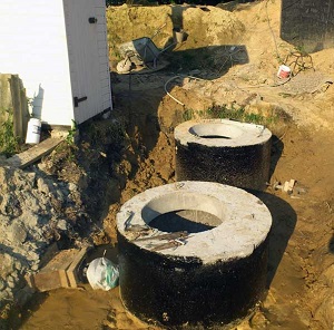 Снаружи кольца нужно покрыть обмазочной гидроизоляцией