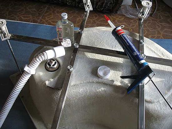 Замазываем швы герметиком