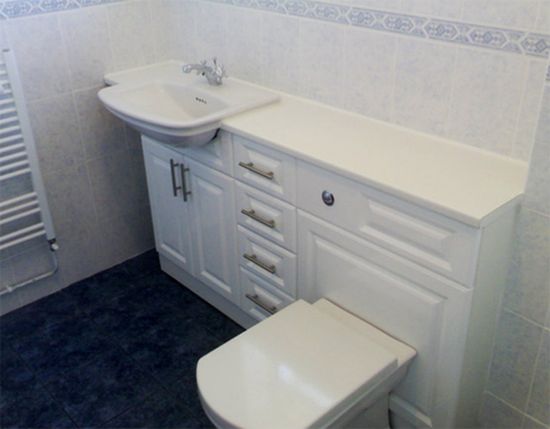 Идеи скрытых труб за шкафчиками